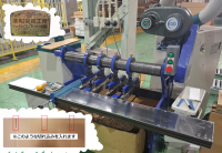 ■タイトル：【設備】連切り機◆モデル：㈱昭栄鉄工所製　不明？？？●仕切りなどの製造に大活躍！ 小ロット製作のつよ～い味方(^^)v　　連切り機は段ボール加工の役割として、裁断した段ボールシートに　溝（切れ込み）を入れる機械です。　同時に4箇所まで溝を入れる事が出来、仕切りの製造や小型の箱を　製造する際の溝入れなどに使用します。　　溝入れ（切れ込み）を行うのが得意な機械ではありますが、少々　形状が特殊なケースを製作する際には不要な部分を落とす落とし　などにも使用致します。　小さな機械ではありますが、重要な役割もこなす素敵な奴です。　３年前にお色直しを行い、見た目も切れ味も一層増した感があり　ます。　これからも弊社の良き相棒として、ますますの活躍を期待しており　ます。  