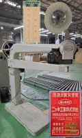 ■タイトル：【設備】ステッチャー（ワイヤー接合機）◆モデル：ニッキ工業株式会社　4.5-4●耐久性が求められる箱の製造には、ステッチャーを　用いたワイヤー仕上げが最適！！　箱の中に入れて頂くものが重たいものや水分を含んで　いるもの等では、接合部にも耐久性が求められます。　　糊接合では剥がれてしまう可能性が有るものには、　ステッチャーを使用し、ワイヤーを用いて接合を　行います。　ワイヤー接合を行った段ボール箱で皆様が良く　目にされる箱としては、やはり！ ニヤリ！　「みかん箱」が1番ではないでしょうか？　当社の設備の中では間違いなく一番の古株になり　ます。　当社の社員よりも年上であり、「兄貴」的存在　でもあります。　この兄貴はちょっと気難しく、まっすぐ等間隔で　きれいに接合するのがちょっと難しいのです。　　当社の社員の中にも苦手としているものも多く、　ベテランへの登竜門となっております。　　こちらも数年前にお色直しを行い、白い美肌へと　生まれ変わりました。　その為か？少し気難しさが取れたような………　ような気がします？？？　これからもわが社の社員を育てる「○○86」の　ような存在でいておくれよ～　